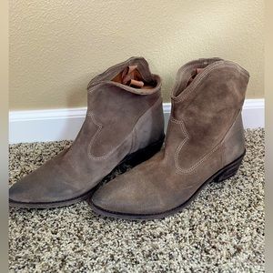 Mia suede leather ankle western boots in perfect condition!